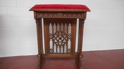 Matching Kneelers Expected ! style Gothic - Style en Wood Oak / Red Velvet, Belgium 19 th century