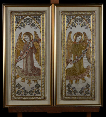 Matching Pair Of Fully Hand Embroidered Angels  style Gothic - style en Brocade / Fabrics, Belgium  19 th century