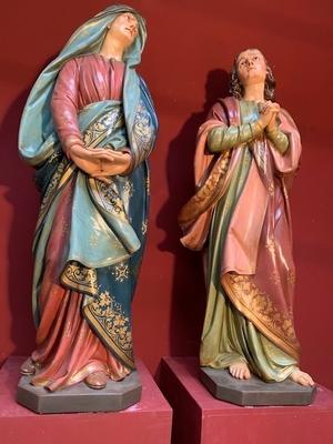 St. John & St. Mary Under The Cross. Signed Raffl Paris style Gothic - style en plaster polychrome / Glass Eyes, France 19th century ( anno 1885 )