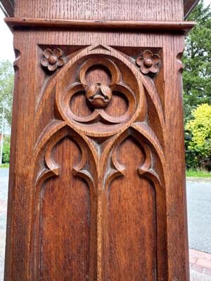 Statue Stands style Gothic - Style en Oak wood, Belgium  19 th century ( Anno 1885 )