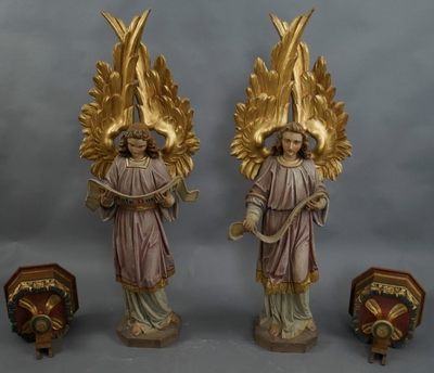 Pair Of Matching Fully Hand-Carved Angels On Wall Consoles Wood-Polychrome Southern Germany 19th Cent. (1890) en hand-carved wood polychrome, Southern Germany 19th century ( Anno 1890 )