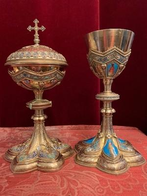 Romanesque-Style Full Silver/Gilt Chalice & Ciborium, Richly Enamelled, With Paten, In Very Good Condition style Romanesque en full silver / enamel medalions, France 19th century ( anno 1865 )