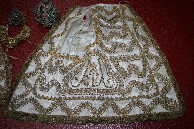 Set Baroque 5 Matching Vestments For Stake-Madonna & Child