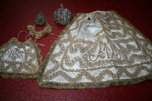 Set Baroque 5 Matching Vestments For Stake-Madonna & Child