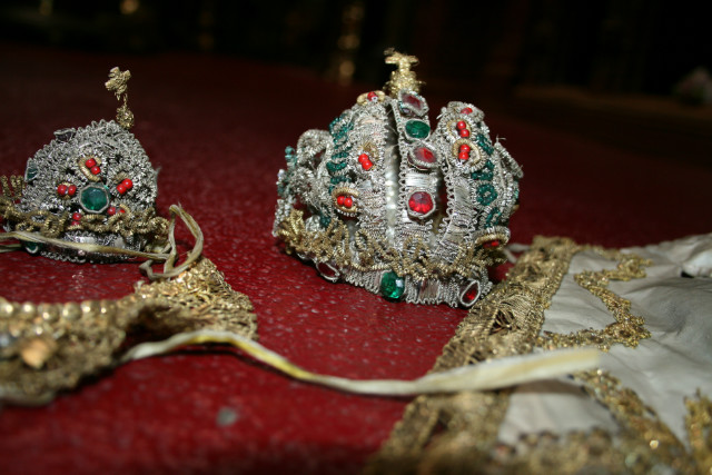 Set Baroque 5 Matching Vestments For Stake-Madonna & Child