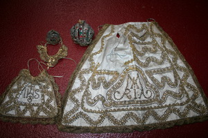5 Matching Vestments For Stake-Madonna & Child style Baroque en Fabrics, Austria 19th century ( anno 1825 )