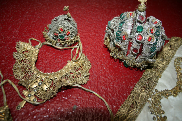 Set Baroque 5 Matching Vestments For Stake-Madonna & Child