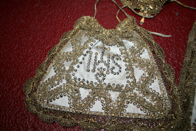 Set Baroque 5 Matching Vestments For Stake-Madonna & Child