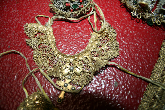 Set Baroque 5 Matching Vestments For Stake-Madonna & Child