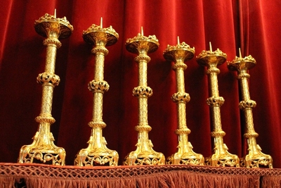 6 Matching Candle Sticks Measures Without Pin. style Romanesque en Bronze / Polished and Varnished, France 19th century ( anno 1880 )