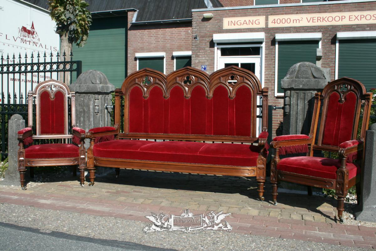 Red velvet upholstered gothic furniture hi-res stock photography and images  - Alamy